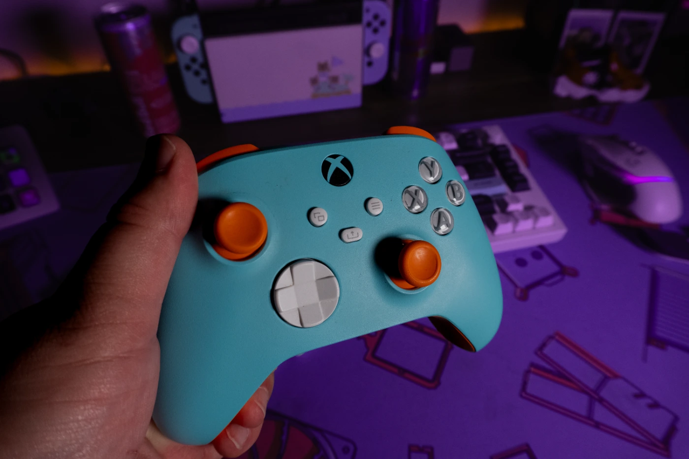 Closeup front profile of the XBOX Design Lab controller inspired by the GULF McLaren Colourway (Teal and Orange)